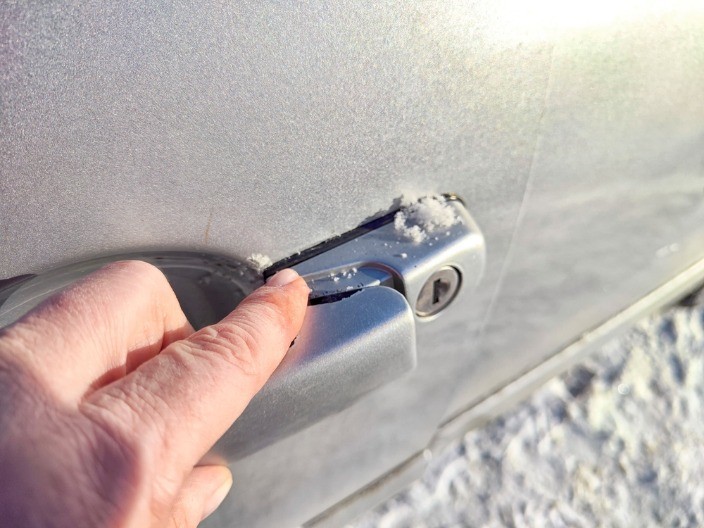 Vrata auta su zaleđena i ne mrdaju? Ovu grešku prave skoro svi vozači