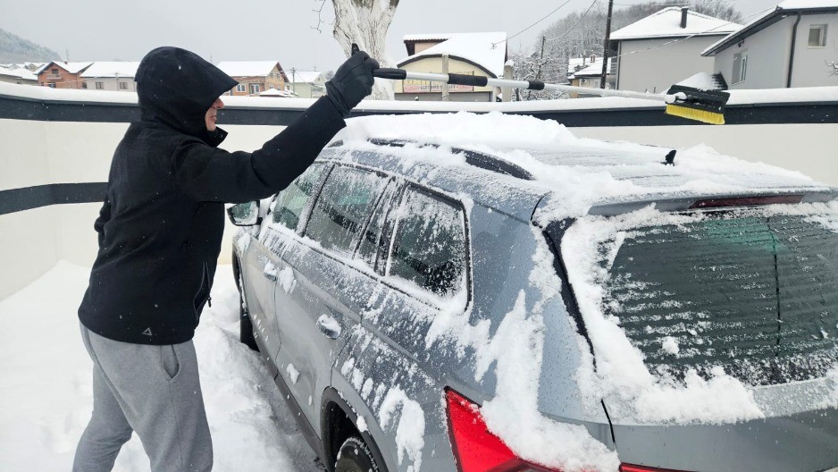 SNEG OKOVAO ZAPADNU SRBIJU Neprestano pada duže od 12 sati, evo gde je najkritičnije (FOTO)