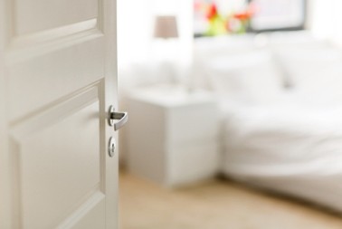 Da li ostavljate otvorena vrata tokom noći? Kockate se sa životom - evo zašto ne smete to da radite