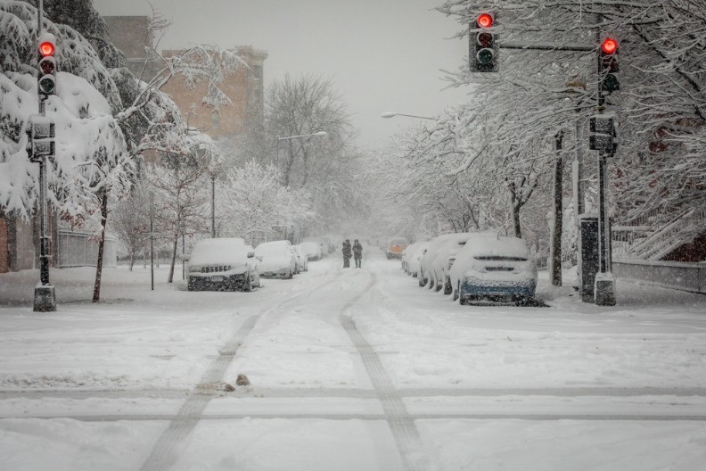 EVROPU STEŽE LEDENA PESNICA: Francuska i Britanija paralisane, letovi otkazani: Na hiljade bez struje