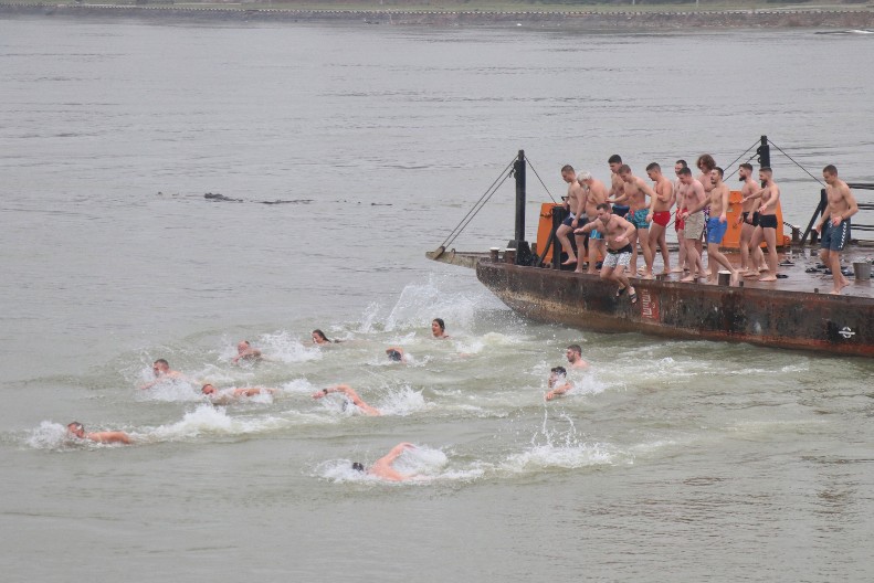 ODRŽANO VITEŠKO PLIVANJE ZA ČASNI KRST "Kada sam skočio u vodu osetio sam da je uz božiju pomoć sve moguće" (FOTO)