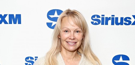 KOMPLET KOJI ĆE VAS ZAGREJATI Elegantan, ali opušten, možete ga nositi gde god poželite, a boja je više nego zahvalna