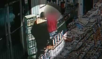 HRABRI RADNIK NA BENZINSKOJ PUMPI SPREČIO OTMICU Odmah je osetio da nešto nije u redu, ovako je uspeo da spasi prestravljenu ženu! (VIDEO)