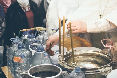 I NAJVEĆIM GREŠNICIMA JE DOZVOLJENO DA OKUSE BOGOJAVLJENSKU VODICU Veruje se da pomaže u svakoj bolesti ali se koristi samo u ovim slučajevima