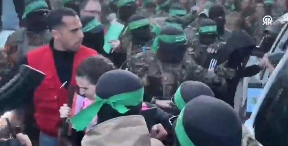 DRAMATIČAN SNIMAK! Ovo je istorijski trenutak kad je Hamas pustio tri devojke taoca! (VIDEO)