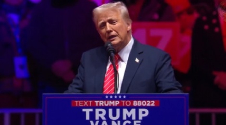 VOLIMO DA POBEĐUJEMO, ZAR NE? OBRATIO SE DONALD TRAMP Na masovnom skupu u areni pozdravio na hiljade pristalica (VIDEO)