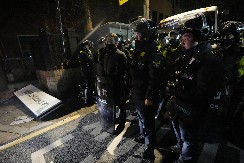 OPOZVANI PREDSEDNIK ZABARIKADIRAN U SAMICI! Pristalice Juna upale u sud, nastavlja se drama u Južnoj Koreji! (FOTO)