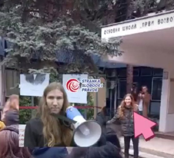 SKANDAL! AKTIVISTA ĐILASOVE STRANKE BLOKIRA ŠKOLE U NOVOM SADU U KOJE UOPŠTE NE IDE! (FOTO)