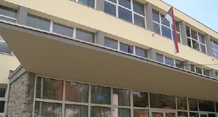 Ko pravi podele u društvu? Ko stvara atmosferu apsurda? (FOTO)