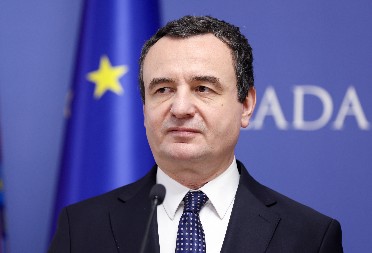 "OVDE NEŠTO NIJE U REDU" Snimak Kurtija kako baca papire i viče po Uroševcu i Albance ostavio bez teksta (VIDEO)