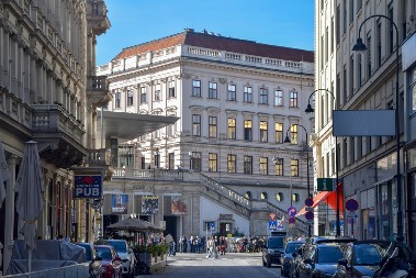 DVA PUTA UKLONJEN TRANSPARENT STUDENATA Beč: Rektorat Akademije umetnosti sklonio transparent protiv buduće vlade