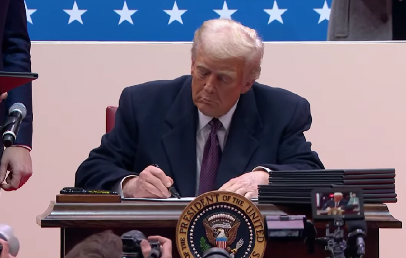 NE GUBI NI SEKUNDE Tramp poništio 78 Bajdenovih odluka, potpisao ukaze o migraciji, pomilovanja…