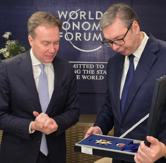 PREDSEDNIK VUČIĆ URUČIO ORDEN SRPSKE ZASTAVE PRVOG STEPENA PREDSEDNIKU SVETSKOG EKONOMSKOG FORUMA (FOTO)