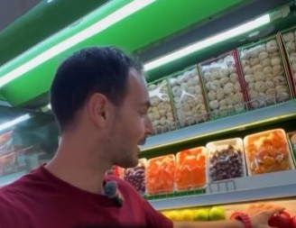 ''OVO NIJE NORMALNO, KAKO ONI PREŽIVLJAVAJU?'' Bosanski bloger šokiran cenama hrane u ovoj zemlji, prosečne plate ispod 100 evra! (VIDEO)