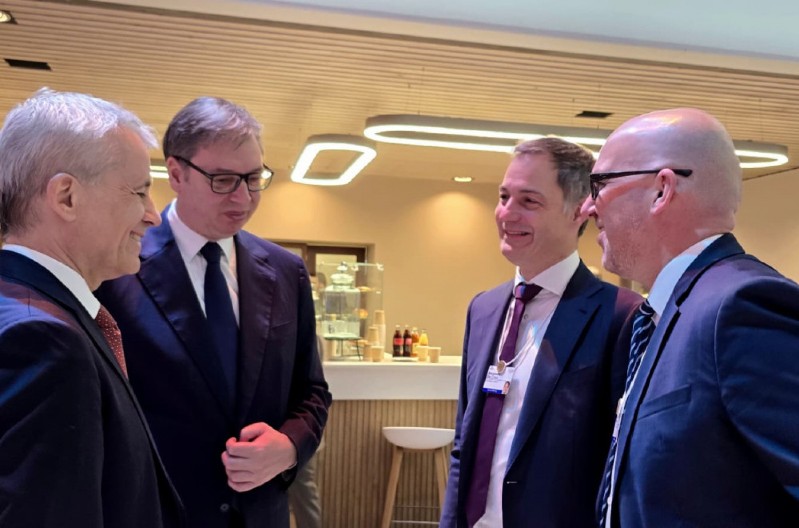 Vučić u Davosu sa De Kroom, Rišom i Jansom o WEF25 (FOTO)
