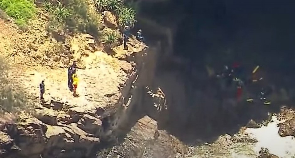 SLETEO JE U PROVALIJU SA VISINE OD 20 METARA, ŽENA SVE GLEDALA Kad su ga videli, spasioci se umalo onesvestili od šoka! (VIDEO)