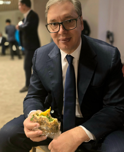 SENDVIČAR U BEOGRADU, SENDVIČAR U DAVOSU! Vučić se malo našalio, pa poslao jasnu poruku: O budućnosti Srbije govoriću u petak (FOTO)