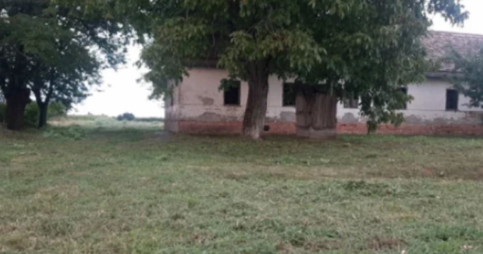 ZARAĐUJE OGROMAN NOVAC, A OVO MU JE KUĆA! Nekretnina našeg poznatog pevača potpuno oronula (FOTO)