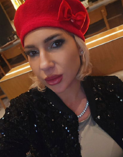 JOVANA JEREMIĆ SE VRAĆA U SRBIJU! Pije vino na aerodromu, a svi šokirani zbog detalja koji ima na ruci (FOTO)