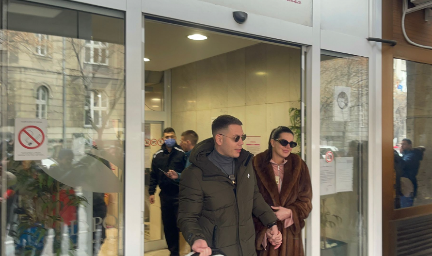 JOVANA LJUBISAVLJEVIĆ IZAŠLA IZ PORODILIŠTA! Sakrila lice, a Bogdan je drži za ruku (FOTO/VIDEO)