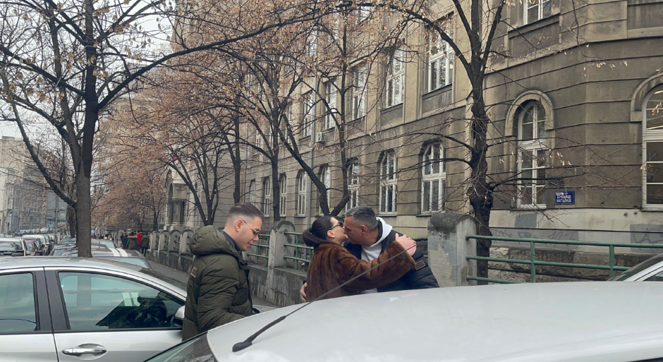 PO MISICU DOŠAO I OVAJ MUŠKARAC Bacila mu se u zagrljaj čim je izašla iz porodilišta, evo o kome je reč (FOTO)