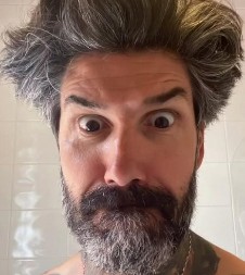 MUŠKARAC POSLE 10 GODINA REŠIO DA NAPRAVI NEVEROVATNU PROMENU Žena ga nikada ovakvog nije videla, kad je otvorila vrata zanemela od šoka! (FOTO)(VIDEO)