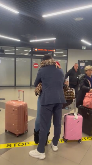 JOVANA JEREMIĆ U SUZAMA STIGLA U SRBIJU Voditeljka doživela emotivni rolerkoster, Dragan je ne pušta iz zagrljaja (VIDEO)
