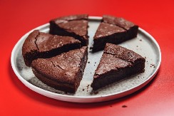 ČOKOLADNI KOLAČ OD SAMO 2 SASTOJKA Sočan i neodoljiv, a ne treba da palite rernu