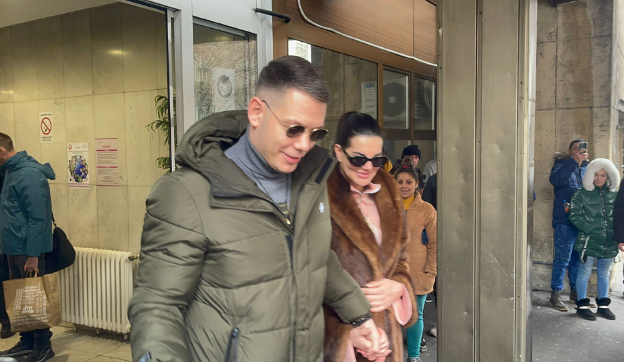 OD CIFRE ĆE VAM SE ZAVRTETI U GLAVI! Svi gledaju predmete oko vrata Jovane i Bogdana Srejovića, ni ne slutite o čemu je reč! (FOTO)