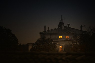 JEZIVO Porodica kupila kuću, ono što su našli ispod kamenih ploča u sobi, ledi krv u žilama, ali to je tek početak