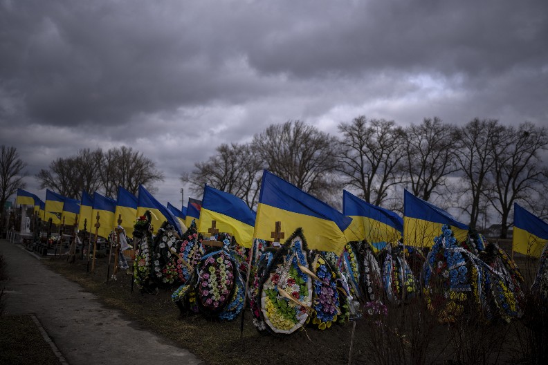 OVO NISU SMELI DA OTKRIJU, NAMERNO SU KRILI OD JAVNOSTI Tramp obajvio šok vest o broju mrvih na frontu u Ukrajini