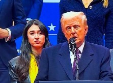 SNIMAK NA KOM VRIŠTI "NEMOJ ME UBITI" OBIŠAO SVET: Ko je devojka koja je stajala iza Trampa nakon inauguracije?