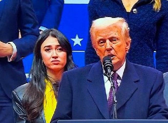 SNIMAK NA KOM VRIŠTI "NEMOJ ME UBITI" OBIŠAO SVET: Ko je devojka koja je stajala iza Trampa nakon inauguracije?