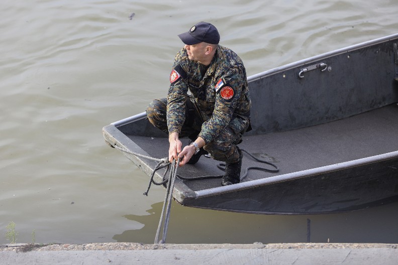 UŽAS U BEČEJU Prolaznici primetili kako telo pluta kanalom
