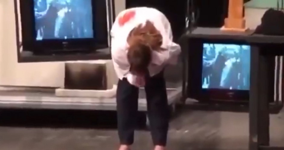 GLUMICA POVRAĆA PO ZASTAVI SRBIJE! Kakav je ovo horor!? (VIDEO)