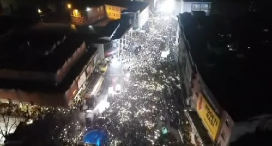 VUČIĆ UPRAVO POSLAO NOVU VIDEO-PORUKU Nepregledan okean ljudi na skupu u Jagodini: Najveća čast na svetu je biti vaš predsednik!