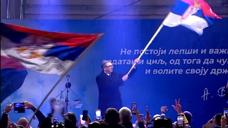 PREDSEDNIK VUČIĆ MAŠE SRPSKOM TROBOJKOM DOK MU GRAĐANI KLIČU Veličanstven snimak iz Jagodine (VIDEO)