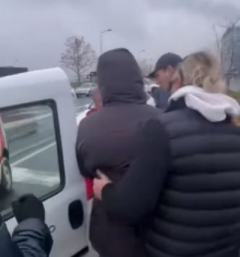 VOZAČ ŠOLAKOVE FIRME SE ZALETEO NA STUDENTE KOD GLAVNE AUTOBUSKE STANICE! (VIDEO)