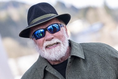 OPET JE POKAZAO KOLIKO CENI SVOJE POREKLO  Da li možete da ga prepoznate sa gustom sedom bradom i šeširom?