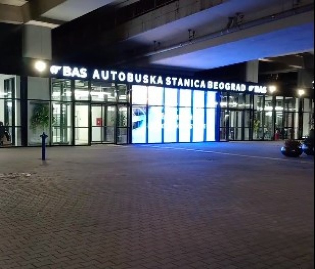 DRAMA NA BEOGRADSKOJ AUTOBUSKOJ STANICI Dečak oteo ženi novčanik pa krenuo da beži, zahvaljujući momcima usledio filmski preokret!