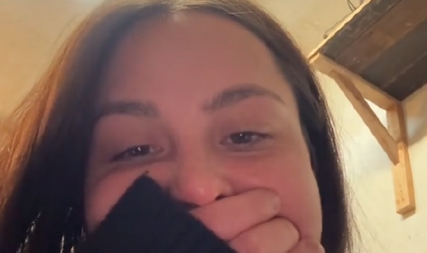 KADA SU MI SE PODERALE FARMERKE, ZNALA SAM KO ĆE MI POMOĆI Ona se odmah bacila na posao, a ovaj detalj nisam očekivala