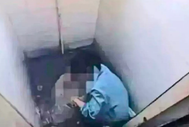 RADNICI ZGROŽENI, ISPLIVALE ŠOK FOTOGRAFIJE Šefovi ove firme snimali ih u toaletu (FOTO)