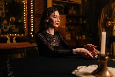 HOROSKOP ZA NEDELJU, 26. JANUAR Poslovni uspeh očekuje Vodoliju i Ribe, Ovna finasijska kriza, a Blizance nova ljubav