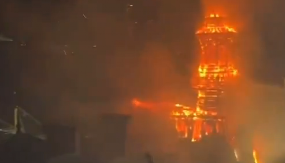 VELIKI POŽAR U PARIZU Gori zgrada opštine, svakog trenutka može da se sruši toranj (VIDEO)