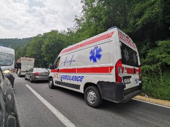 POGINULA JEDNA OSOBA U UDESU KOD VALJEVA Sudarila se dva automobila, vatrogasci morali da izvlače telo nastradalog