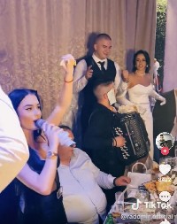 "RODITLJI KUPUJU ŽENE SVOJIM SINOVIMA" Na romskom veselju dobila milionsku ponudu, mlada folkerka otkrila da su hteli da je kupe!