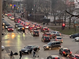  PRETUKLI MUŠKARCA Posvađali se u saobraćaju