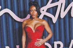 PUN KAO TOP Pristao je da produži ugovor, biće najplaćeniji, zadovoljna je i tamnoputa lepotica