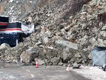 ODRON KOD ZVORNIKA Velika količina kamenja obrušila se na benzinsku pumpu