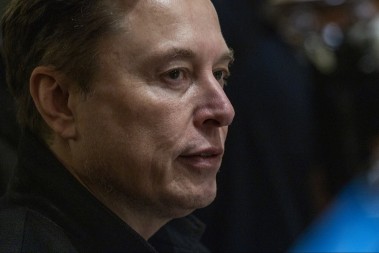 MASK ULAZI U RAT Milijarder podneo tužbu 